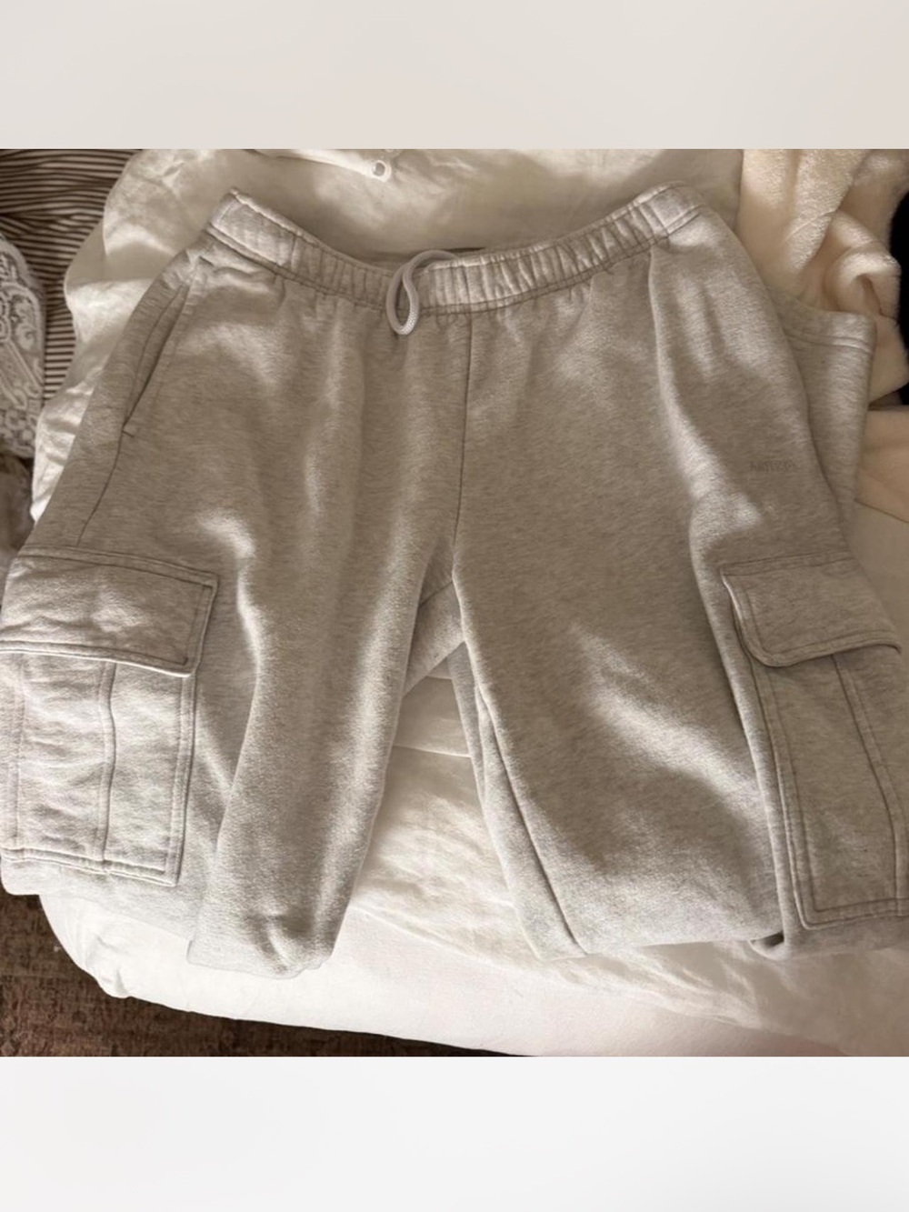 Aritzia Wide Leg Cargo Sweatpants in Light Gray
